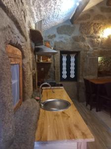 - Baño con lavabo en un edificio de piedra en Horizontes Serranos en Tondela