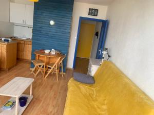 ein Wohnzimmer mit Sofa und Tisch in der Unterkunft Studio Saint Jean de Monts (Front de mer) in Saint-Jean-de-Monts
