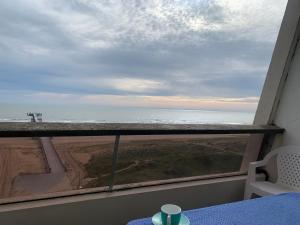 ein Blick auf das Meer aus einem Fenster in der Unterkunft Studio Saint Jean de Monts (Front de mer) in Saint-Jean-de-Monts