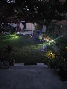 einen Hinterhof in der Nacht mit Lichtern im Gras in der Unterkunft KECYHOUSE in Sevran