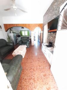 ein Wohnzimmer mit einem Sofa und einem TV in der Unterkunft Laura in San Juan