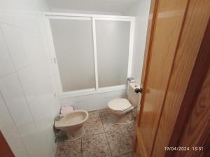 La salle de bains est pourvue de toilettes et d'un lavabo. dans l'établissement HOTEL GRAN VIA, à Calera y Chozas