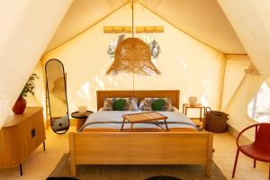 Kama o mga kama sa kuwarto sa Oblun Eco Resort - New Luxury Glamping Tents