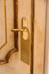 una serratura della porta con un cartellino della porta di Villa Principe Giovanni a Positano