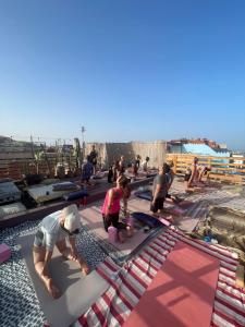 um grupo de pessoas trabalhando em um telhado de metal em Moana Surf Maroc em Tamraght Ouzdar