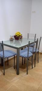 uma mesa com duas cadeiras e uma tigela de bananas em Twin Room in shared Apartment em Cee