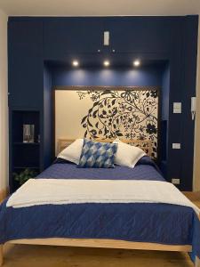 Postel nebo postele na pokoji v ubytování Blue Suite