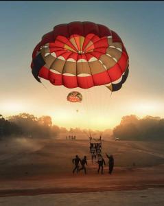 un gruppo di persone che pilota un grande paracadute di Satpura Resort a Pachmarhī