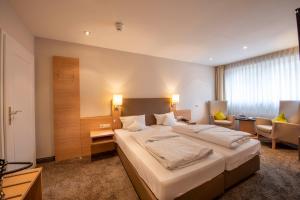 Postel nebo postele na pokoji v ubytování Landidyll Hotel zum Kreuz