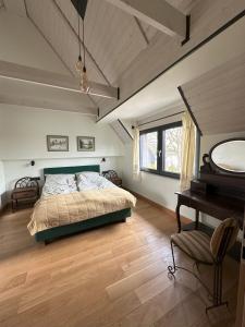 1 dormitorio con cama y piano de cola en Jora 10, en Jora Wielka