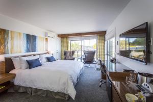 Postel nebo postele na pokoji v ubytování Qualicum Beach Inn