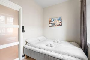 Ένα ή περισσότερα κρεβάτια σε δωμάτιο στο Dinbnb Apartements l Modern I Peaceful I Central I Your home in Oslo!