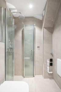 Ένα μπάνιο στο Dinbnb Apartements l Modern I Peaceful I Central I Your home in Oslo!