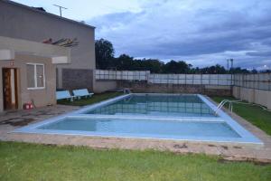 Bazén v ubytování Essy's Apartments Nakuru with pool & GYM nebo v jeho okolí