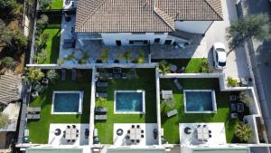una vista aérea de una casa con patio en ETOILE DU BERGER Saint Aygulf 3 Villas et 4 appartements jardin individuel et piscine chauffée - la mer et les plages 450 m en Saint-Aygulf