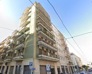 un edificio alto con balcones en una calle de la ciudad en Francina House en Cagliari