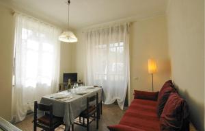 sala de estar con mesa y sofá en 1 Bedroom Pet Friendly Apartment In Loco Di Rovegno, en Torriglia