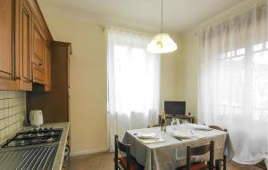 cocina con mesa de comedor y cocina con ventana en 1 Bedroom Pet Friendly Apartment In Loco Di Rovegno, en Torriglia