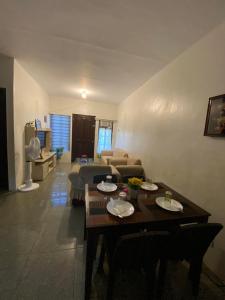 ein Wohnzimmer mit einem Tisch und einem Sofa in der Unterkunft Radex Place Staycation , 2BR, 6 PAX in Mati