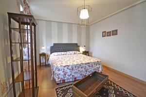 um quarto com uma cama e uma mesa em Appartamento Maccari em Cortona