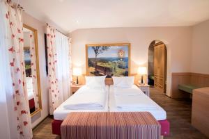 Postel nebo postele na pokoji v ubytování Landidyll Hotel zum Kreuz