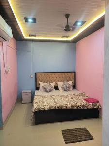 a bedroom with a bed with pink and blue walls at Goroomgo Rainbow Residency Varanasi Near By Assi Ghat River - Excellent Service in Varanasi