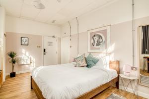 PH Hostel Birmingham في برمنغهام: غرفة نوم مع سرير أبيض كبير في غرفة