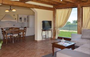 een woonkamer met een tafel en een eetkamer bij Villa Mira in Cortona