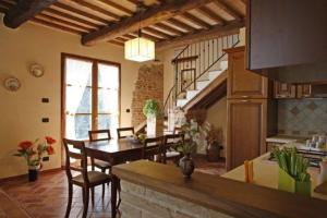 a kitchen and dining room with a table and chairs at Villa Camelia in Cortona