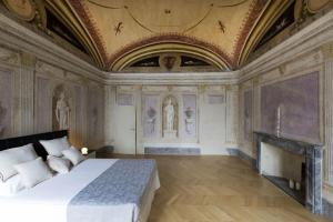 コルトーナにあるAppartamento Suite Imperialeの格天井のベッドルーム1室(大型ベッド1台付)