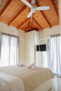 Ένα ή περισσότερα κρεβάτια σε δωμάτιο στο Ammos Village Maurovouni