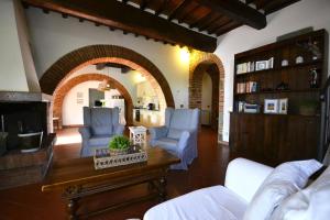 a living room with two chairs and a table at Casa I Pini in Cortona