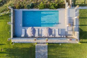 een uitzicht over een zwembad met parasols bij Villa Chiara in Cortona