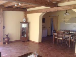 een keuken en eetkamer met een tafel en stoelen bij Villa Mira in Cortona