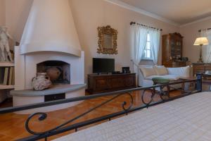 - un salon avec une cheminée et un canapé dans l'établissement Villa Mimosa, à Cortone