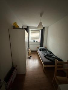 a small room with a bed and a window at Domum 2 Moderne Ferien- Monteurapartments inkl Wlan und Waschmaschine in Gelsenkirchen in Gelsenkirchen