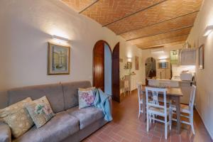 a living room with a couch and a table and a kitchen at Casa Marlene in Cortona