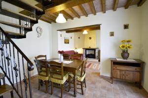 a kitchen and dining room with a table and chairs at Villa Fiordaliso in Poggioni