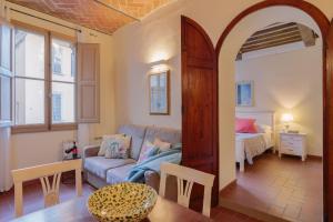 salon z kanapą i łóżkiem w obiekcie Casa Marlene w mieście Cortona