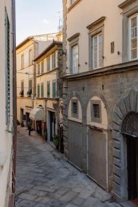 an alley in an old town with buildings at Casa Marlene in Cortona