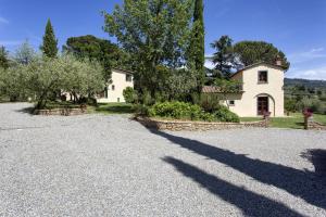a large driveway with a house in the background at VILLA SAN PIETRO in Cortona