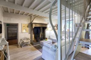a living room with a fireplace and a couch at Villa Magnolia in Cortona