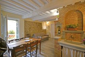 ein Wohnzimmer mit einem Tisch und einem Kamin in der Unterkunft Casa Caterina in Cortona