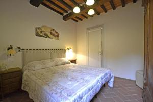 1 dormitorio con cama y techo de madera en Appartamento Passerini, en Cortona