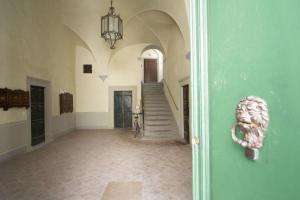 un corridoio vuoto con una scala in una casa di Cortona Suite a Cortona