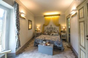 Schlafzimmer mit einem Bett, einem Tisch und einem Fenster in der Unterkunft Casa San Michelangelo in Cortona