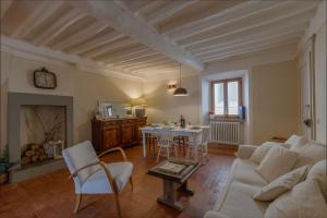 un soggiorno con divano bianco e tavolo di Appartamento Mancini a Cortona
