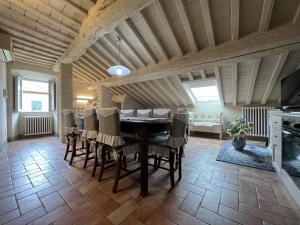 - une salle à manger avec une table et des chaises dans l'établissement Casa Degli Angeli, à Cortone