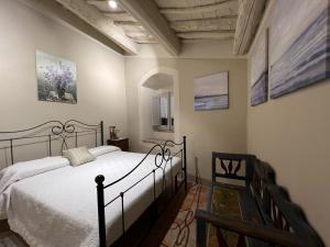 - une chambre avec un lit dans l'établissement Casa Degli Angeli, à Cortone