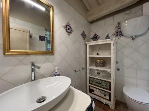 La salle de bains est pourvue d'une baignoire, de toilettes et d'un lavabo. dans l'établissement Casa Degli Angeli, à Cortone